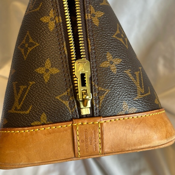 Louis vuitton Alma purse monogram. Beautiful, great condition inside and out. - Picture 2 of 11